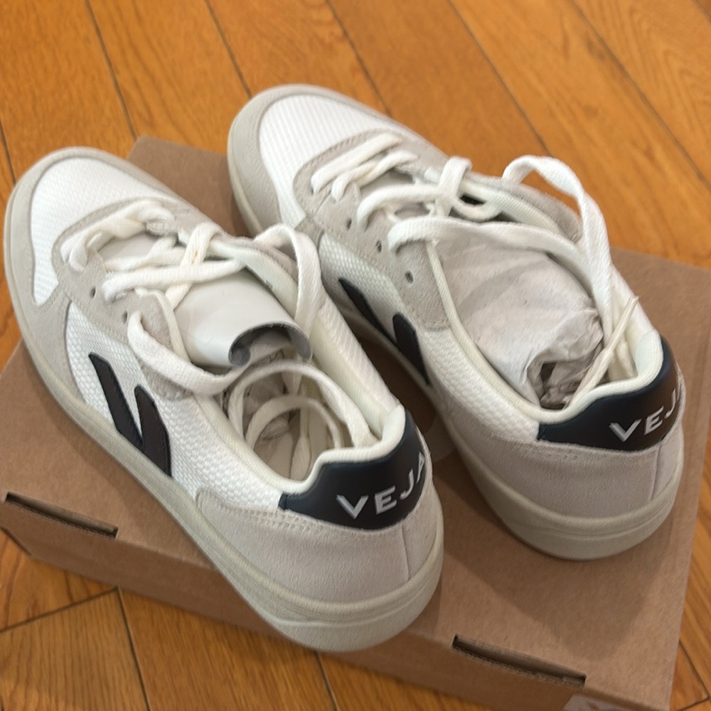 Veja V-10 Sneaker in White & Nautico, Size: EU 38 Women’s size 7 - Picture 10 of 13